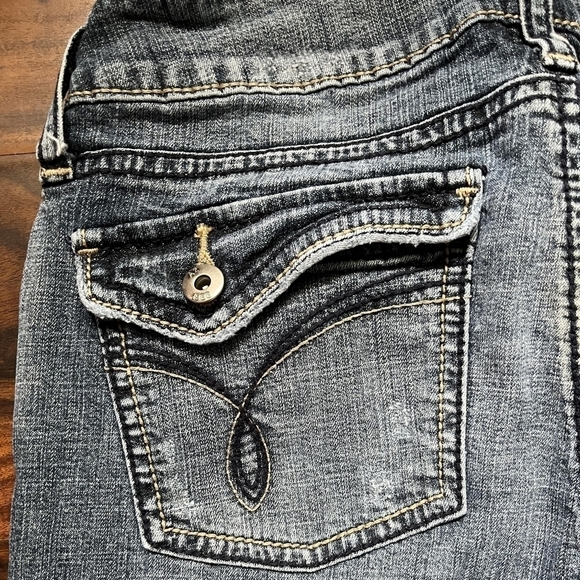 Arizona Dark Wash Sandblasted Denim Blue Bermuda Shorts Juniors Size 3 Cute EUC - Picture 3 of 5